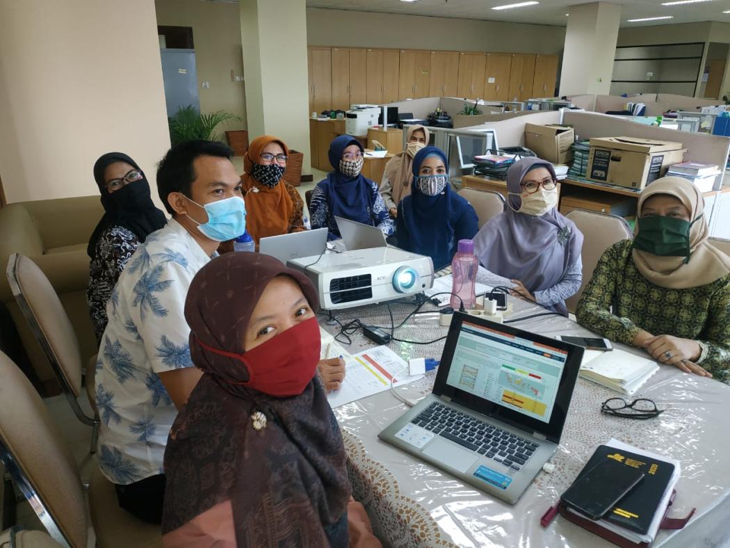 Center for Education at the HRH Directorate of the Ministry of Health of Indonesia analyzing data for strategic decision making. Photo by HRH2030 Program.