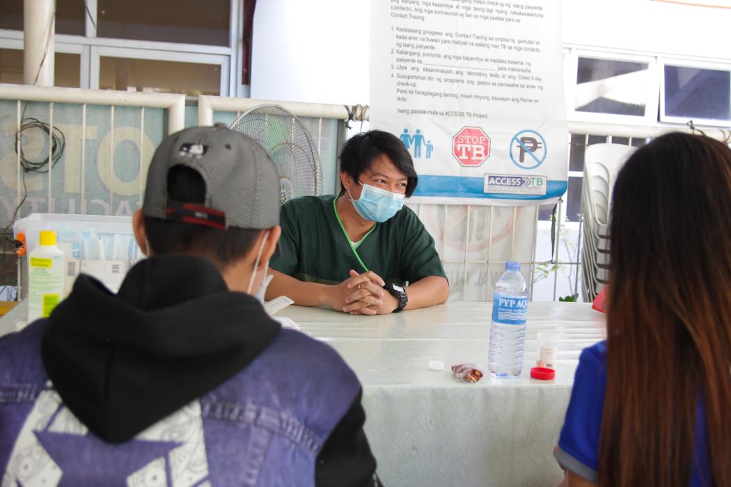 A health worker counsels TB patients at the Tarlac Provincial Hospital in the Philippines. Photo by: HRH2030 Philippines
