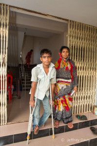 Mohammed Hussein with his mom before his second surgery. Courtesy ReSurge International